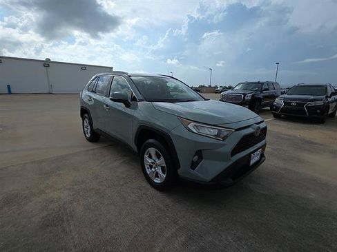 Used 2019 Toyota RAV4 XLE w/ Convenience Package FWD image 4