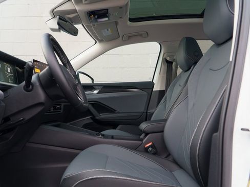 Used 2025 Volkswagen Tiguan SE w/ Panoramic Sunroof Package image 17