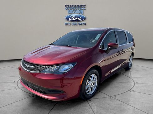 Used 2023 Chrysler Voyager LX image 1