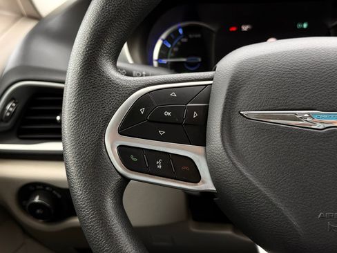 Used 2018 Chrysler Pacifica Touring Plus FWD image 35