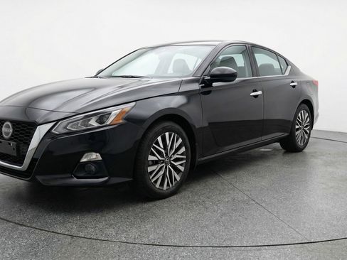 Used 2025 Nissan Altima 2.5 SV image 3