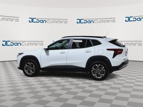 Used 2025 Chevrolet Trax LT FWD image 7