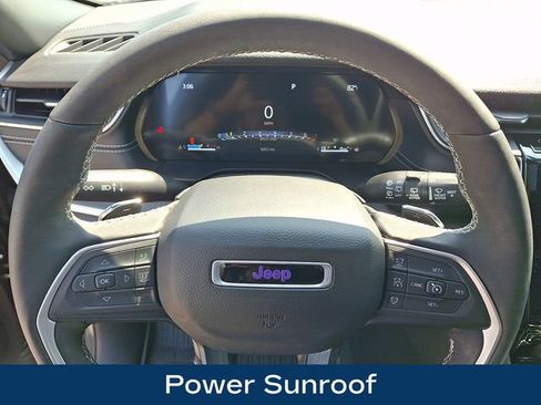 Used 2025 Jeep Grand Cherokee Laredo X w/ Luxury Tech Group I AWD/4WD image 4