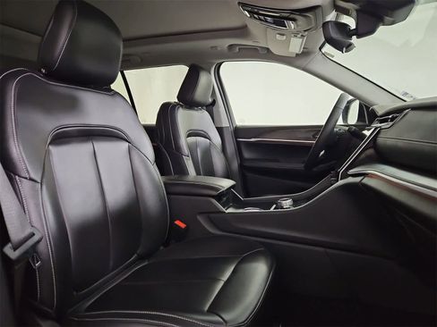 Used 2023 Jeep Grand Cherokee Limited image 23