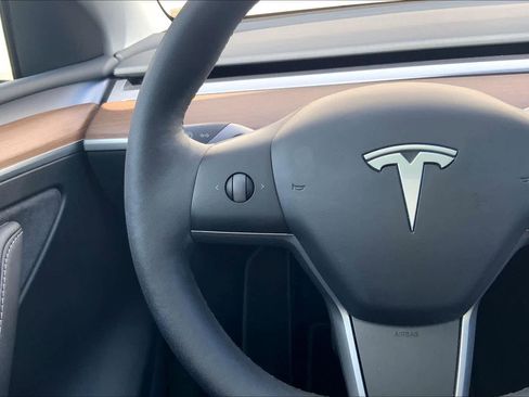 Used 2024 Tesla Model Y 2WD image 23