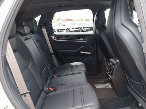 Certified 2025 Porsche Cayenne Turbo AWD/4WD image 26