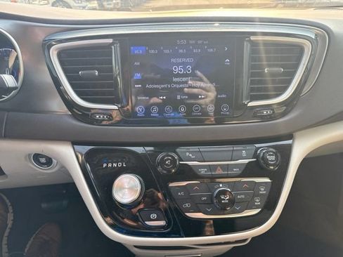 Used 2017 Chrysler Pacifica Touring-L FWD image 8