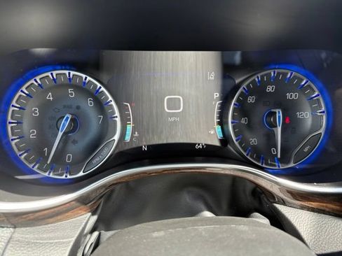 Used 2023 Chrysler Pacifica Limited FWD image 29