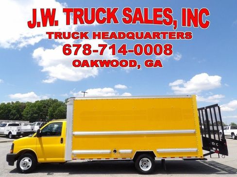 Used 2017 GMC Savana 3500 Extended RWD image 2