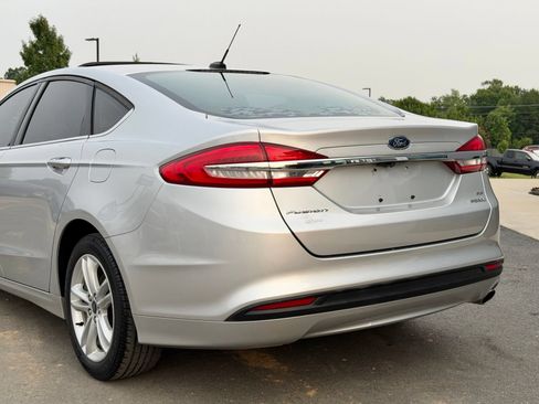 Used 2018 Ford Fusion SE FWD image 5