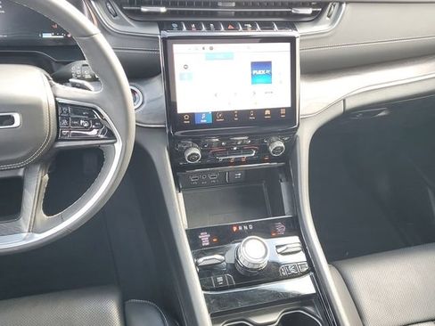 Used 2022 Jeep Grand Cherokee Overland w/ Luxury Tech Group IV AWD/4WD image 15