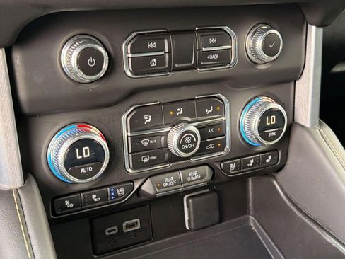 Used 2023 GMC Yukon SLT w/ SLT Luxury Package AWD/4WD image 28