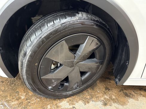 Used 2025 Toyota Prius Plug-In Hybrid image 4