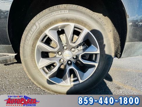 Used 2022 Chevrolet Suburban LT w/ Luxury Package image 21