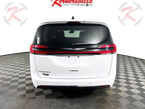 Used 2024 Chrysler Pacifica Touring-L image 6