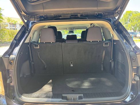 Used 2025 Toyota Highlander LE FWD image 35