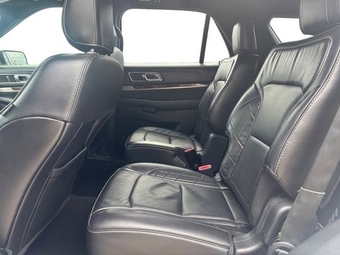 Used 2019 Ford Explorer Platinum image 13