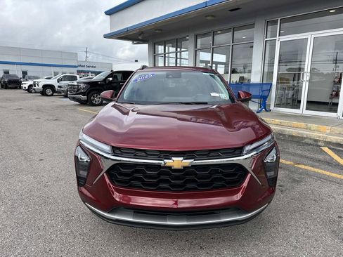 Used 2025 Chevrolet Trax LT w/ LT Convenience Package image 2