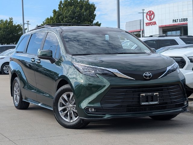New 2026 Toyota Sienna XLE FWD image 2