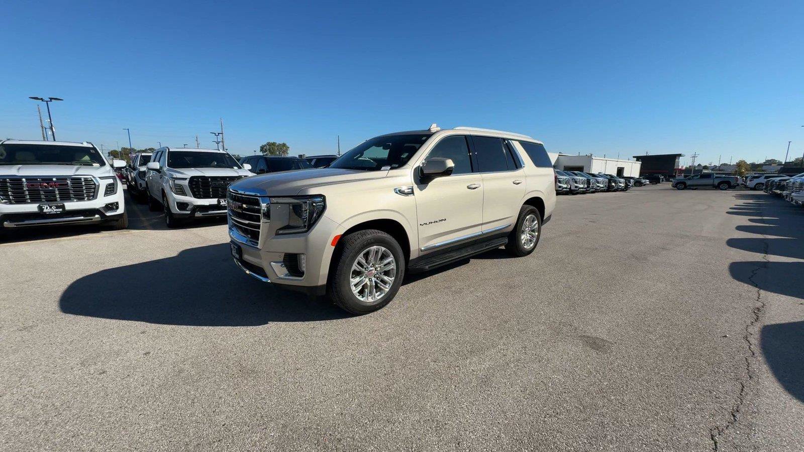 Used 2023 GMC Yukon SLT w/ SLT Luxury Package AWD/4WD image 5