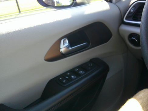 Used 2017 Chrysler Pacifica LX FWD image 3