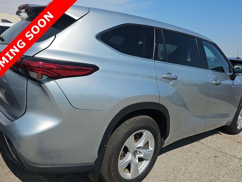 Used 2021 Toyota Highlander LE image 5