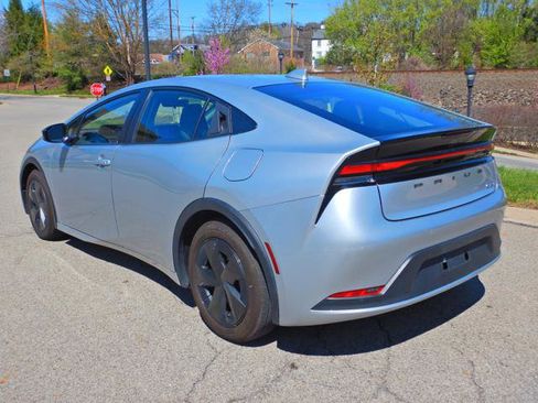Used 2024 Toyota Prius LE FWD image 6
