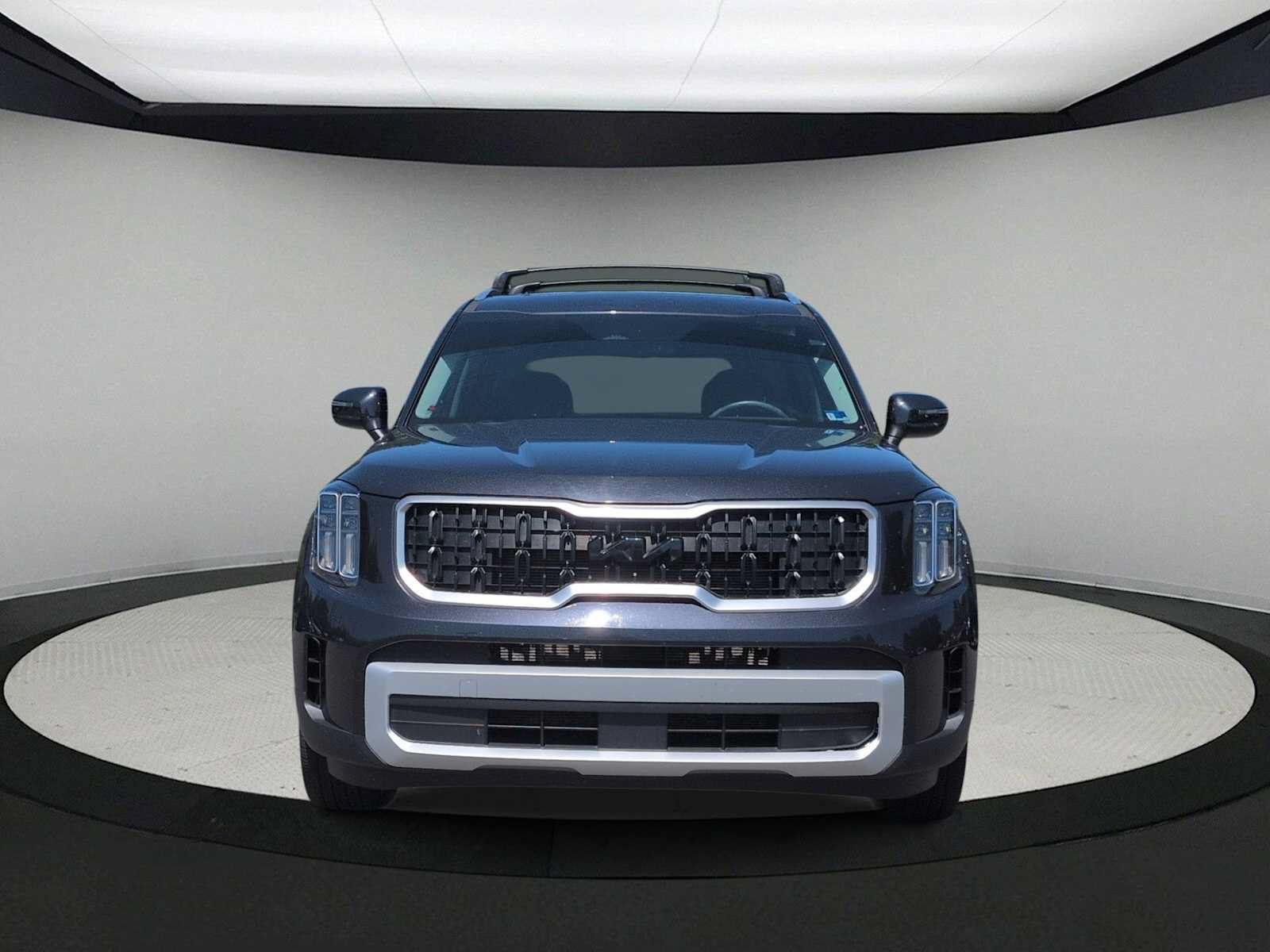 Used 2025 Kia Telluride EX w/ EX Captain's Chair Package AWD/4WD image 3