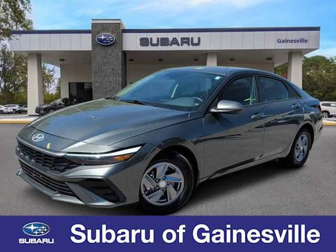 Used 2025 Hyundai Elantra SE image 1