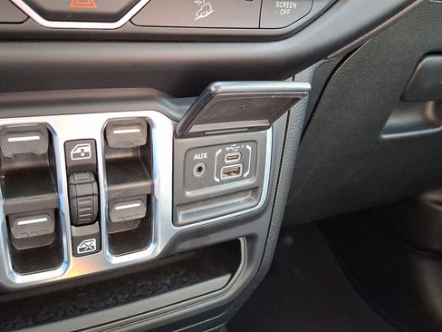 Used 2021 Jeep Wrangler Unlimited Sahara image 24