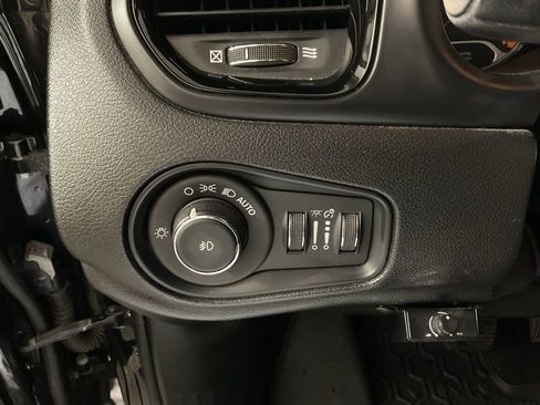 Used 2016 Jeep Renegade Latitude image 26