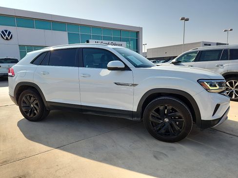 Used 2021 Volkswagen Atlas Cross Sport SE w/ 20" Black Wheels Package image 8