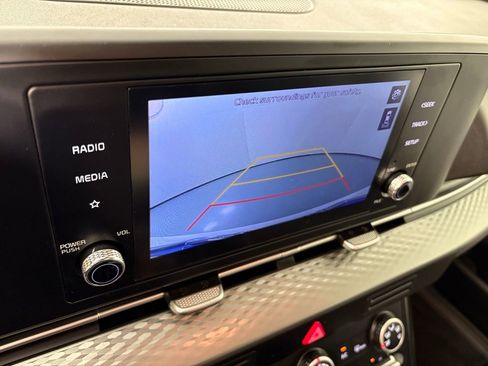 Used 2022 Kia Carnival LX image 27