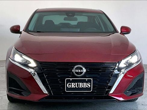Used 2023 Nissan Altima 2.5 SV w/ SV Premium Package FWD image 3