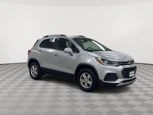 Used 2018 Chevrolet Trax LT w/ LT Convenience Package image 2