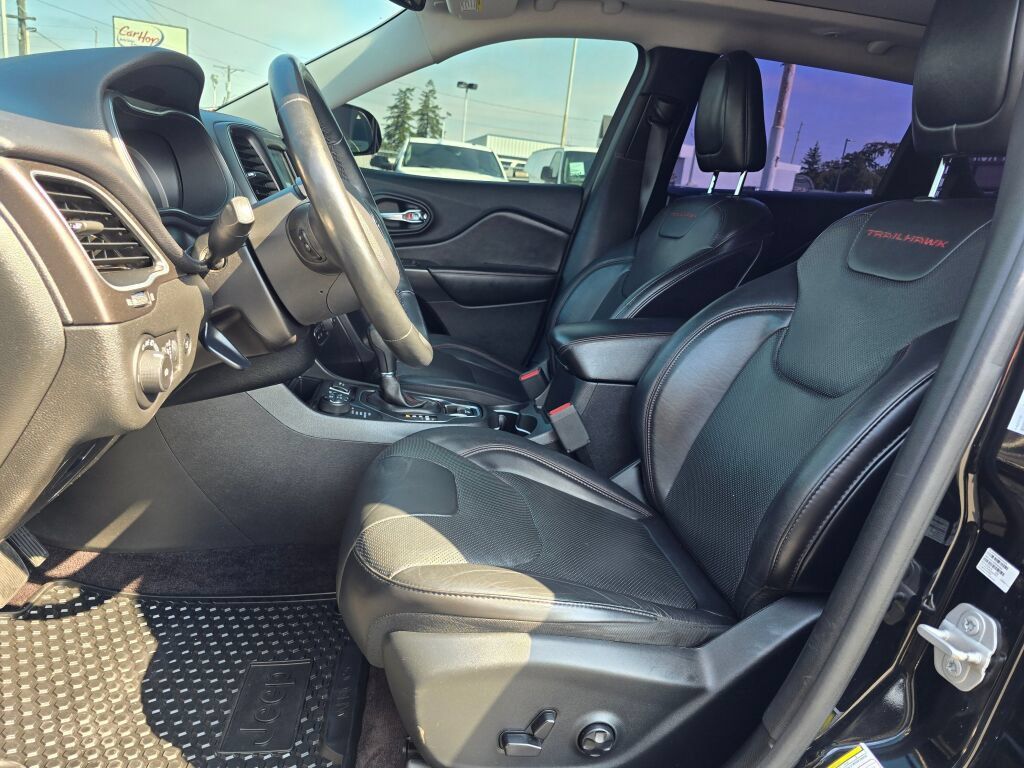 Used 2019 Jeep Cherokee Trailhawk AWD/4WD image 22