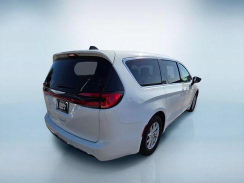 Used 2024 Chrysler Pacifica Touring-L FWD image 4