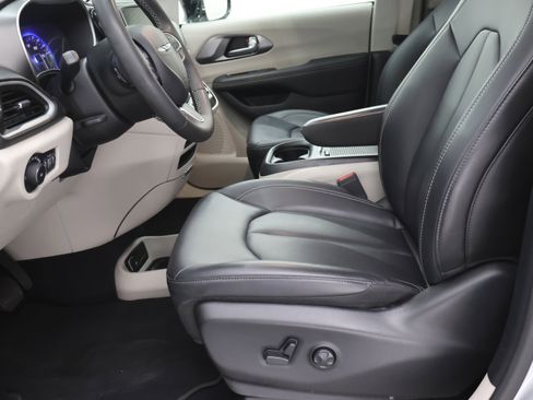 Used 2024 Chrysler Pacifica Touring-L FWD image 8