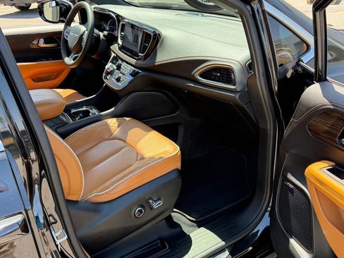 Certified 2023 Chrysler Pacifica Pinnacle FWD image 26