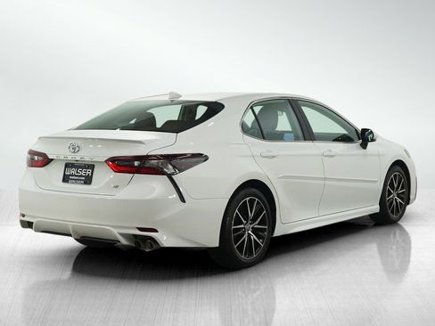 Used 2021 Toyota Camry SE w/ Cold Weather Package image 5