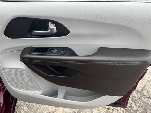 Certified 2021 Chrysler Pacifica Touring image 9