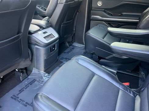 Certified 2025 Lincoln Navigator L Reserve image 12