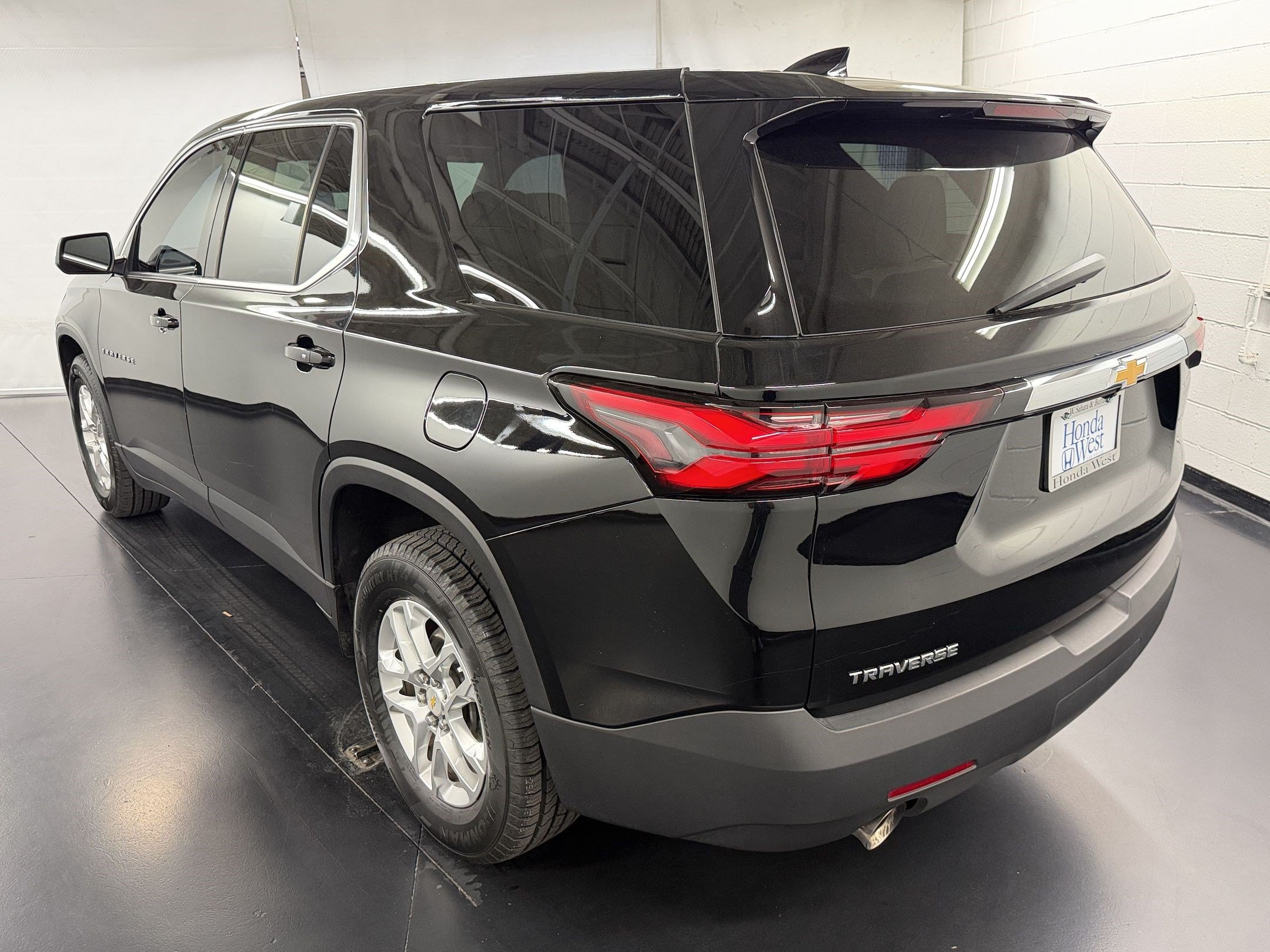 Used 2022 Chevrolet Traverse LS w/ LPO, Cargo Package FWD image 3