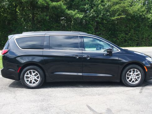 Used 2022 Chrysler Pacifica Touring-L FWD image 5