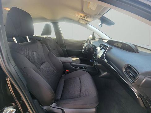Used 2022 Toyota Prius LE image 32