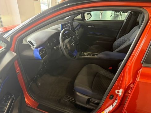 Used 2020 Toyota C-HR XLE FWD image 8