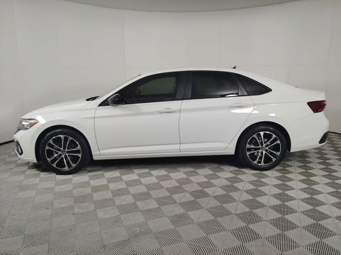 Used 2024 Volkswagen Jetta Sport image 2