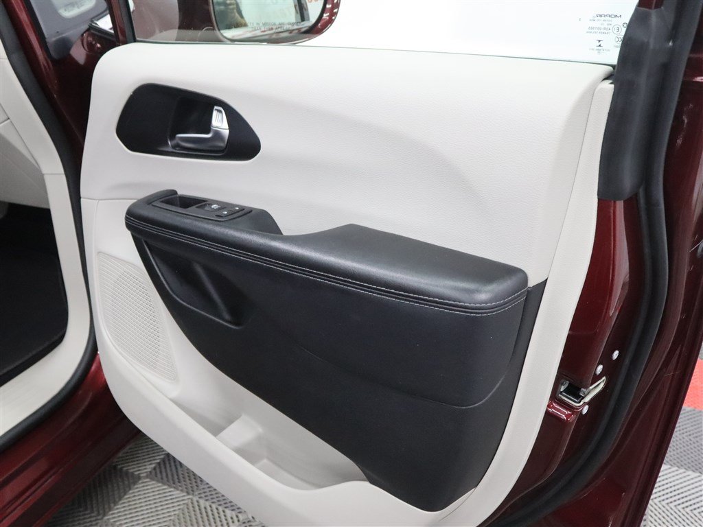 Used 2020 Chrysler Pacifica Limited FWD image 30