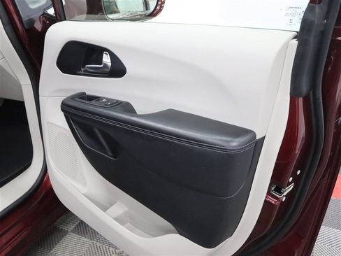 Used 2020 Chrysler Pacifica Limited FWD image 30