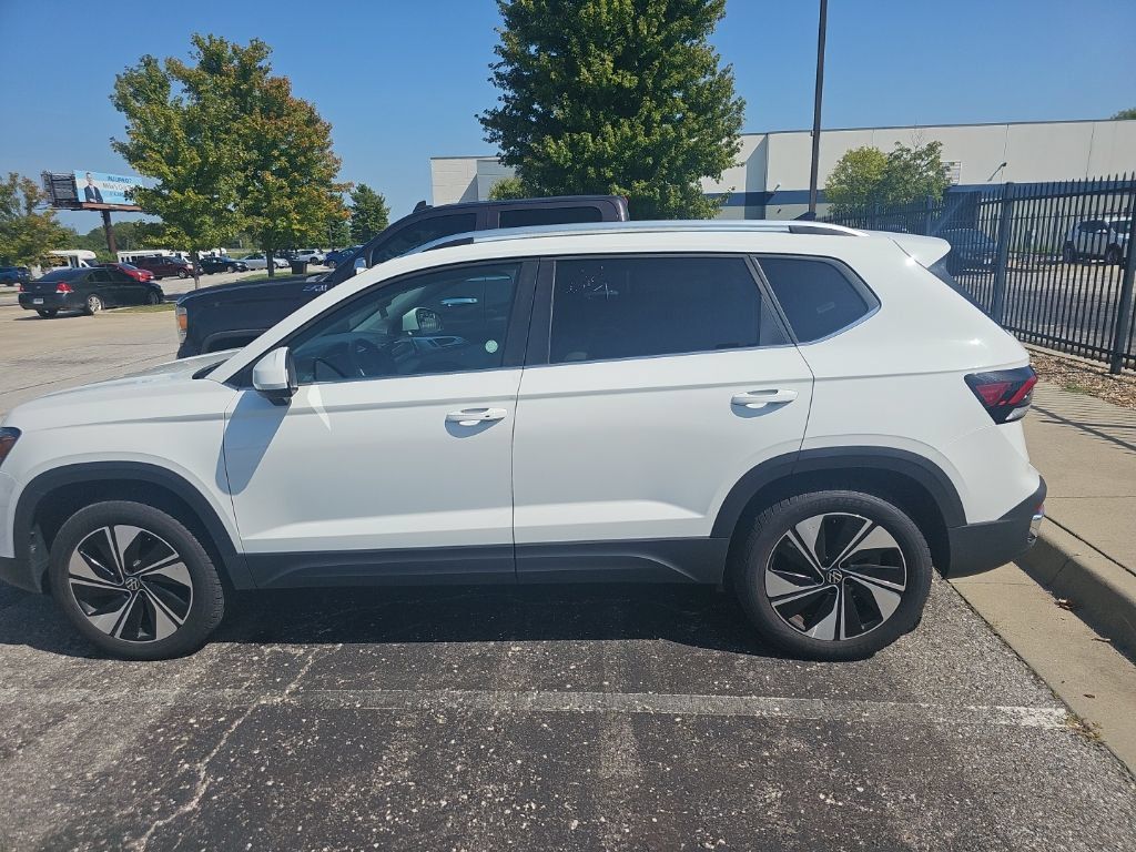 Used 2025 Volkswagen Taos SE AWD/4WD image 8